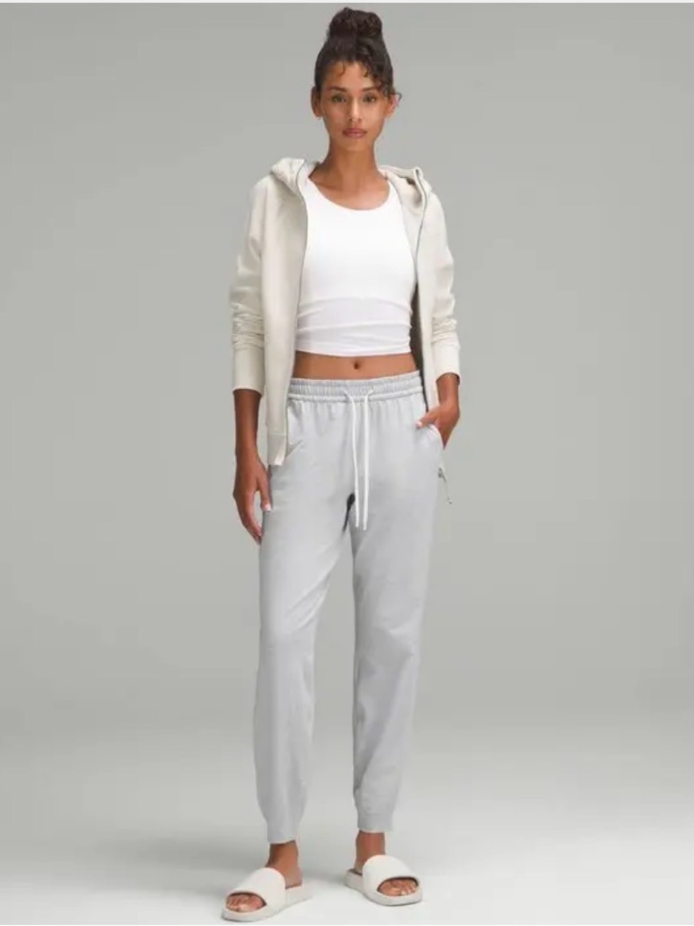 Lululemon 
Mid-Rise Joggers
Soft jersey